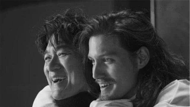 黑色|周华健的混血儿子,长相比爸爸还男人味,一家子高颜值穿得更时尚