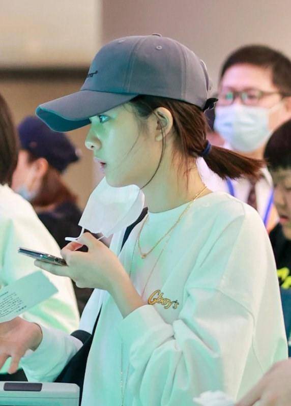黄磊|黄磊15岁女儿出落得亭亭玉立，穿白T凹下衣失踪硬装成熟，真时尚