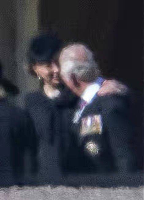 葬礼|真是好儿媳，葬礼上搂公公肩膀安慰，穿黑大衣举手投足女王范