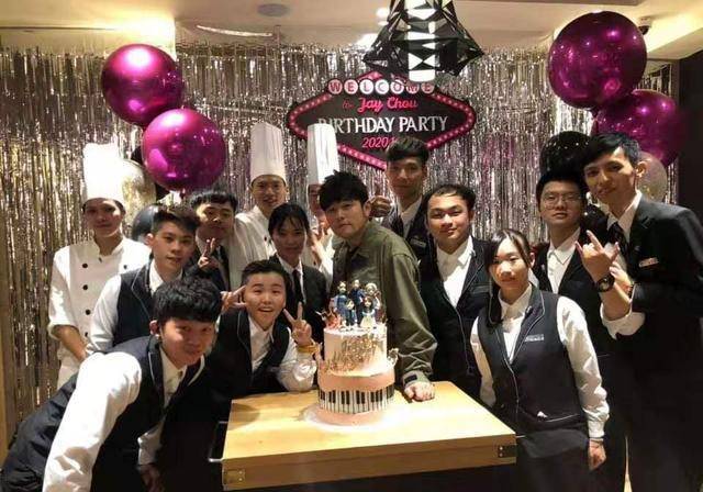 林俊杰|周杰伦生日,穿军绿外套同框林俊杰,妈妈满头白发还抱个“小的”