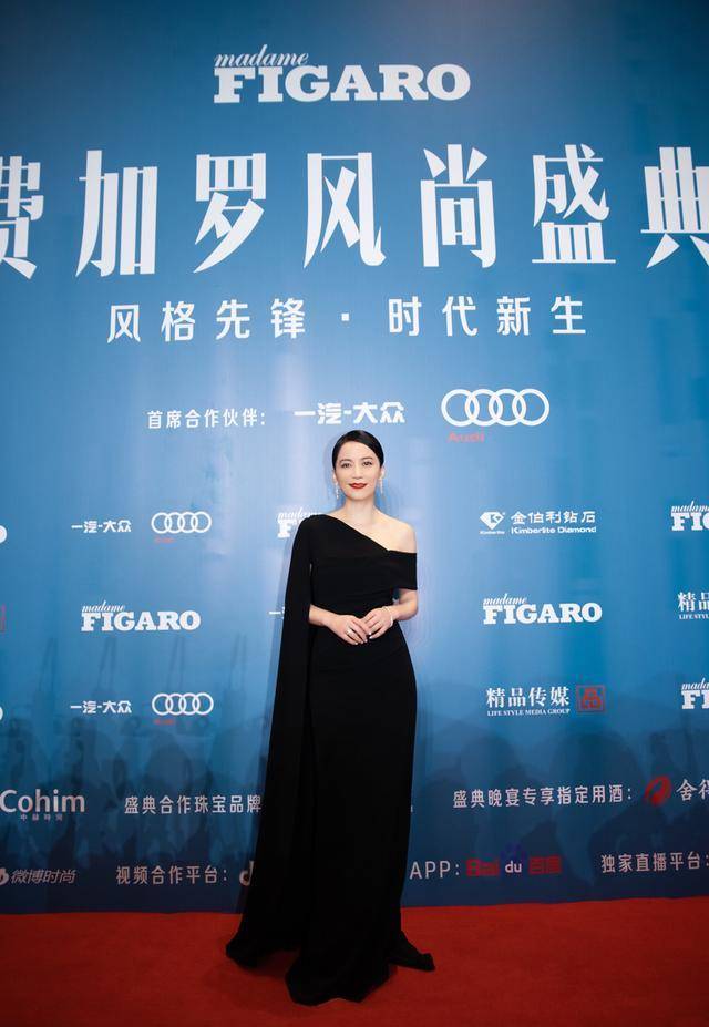 从容|难怪俞飞鸿48岁还没结婚,穿露肩裙现身高级从容,依旧是少女身材