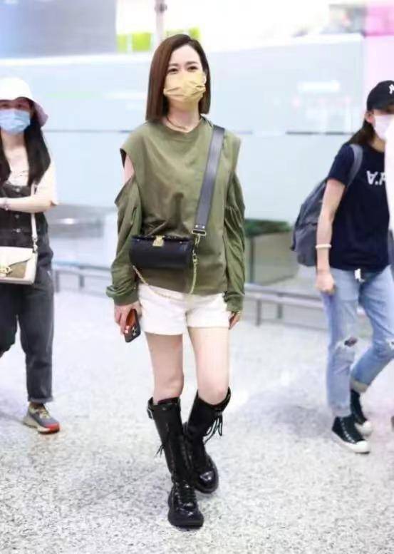 设计|佘诗曼的潮流真不分季节，下冬上夏打扮，看着挺捂脚，但确实时尚