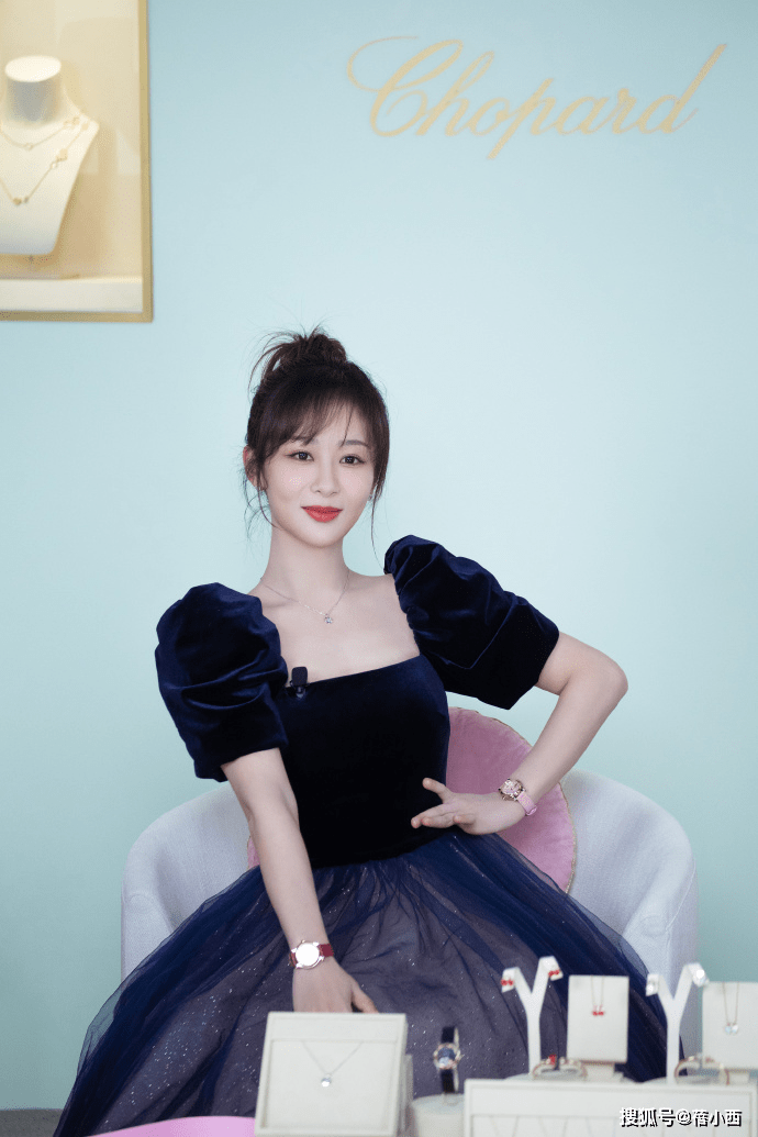 一身|杨紫终于穿出高级美感,泡泡袖连衣裙配半扎发型,看上去气质升华