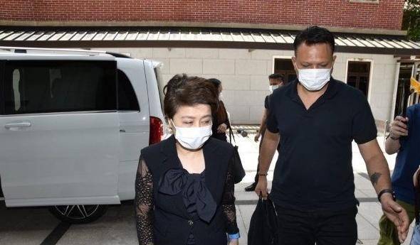 黑色|送赌王!四太没梳头显憔悴,反而三太穿哈伦裤一下车亮出翡翠镯子
