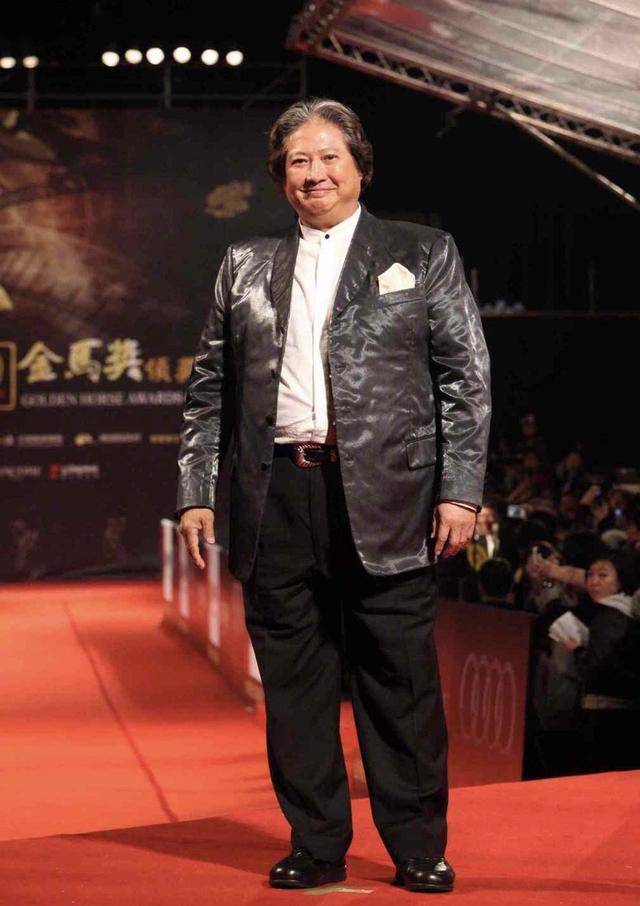 身材|送行陈木胜！洪金宝现身不再坐轮椅，穿衣洋气身材暴瘦没了大肚腩