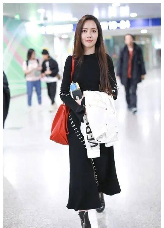 黑色|向佐一家三口同框！女儿打扮时髦太萌，郭碧婷穿粉色帽衫身材圆润
