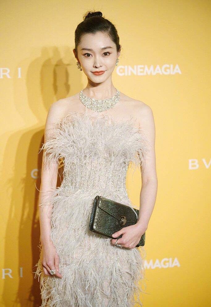 路线|陈都灵走复古路线，一改往日风格，但吸引我的却是宋轶绝美背影杀