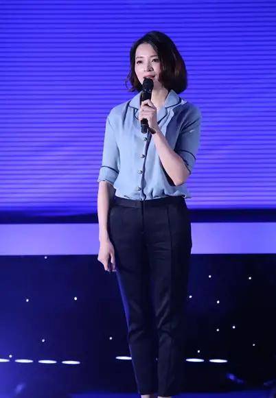 色调|周涛又美了!穿V领西装裙莞尔一笑真动人,穿衣和董卿不一个路子