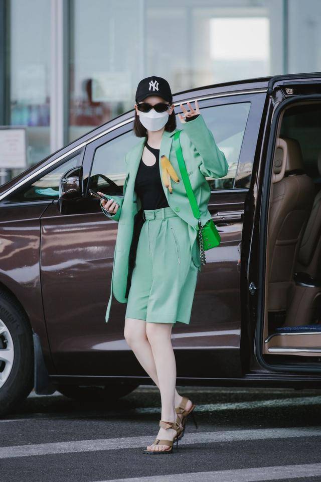 荧光|戚薇连体裤穿出女人味，“露肩”搭配很惊艳，荧光色内搭才是王牌