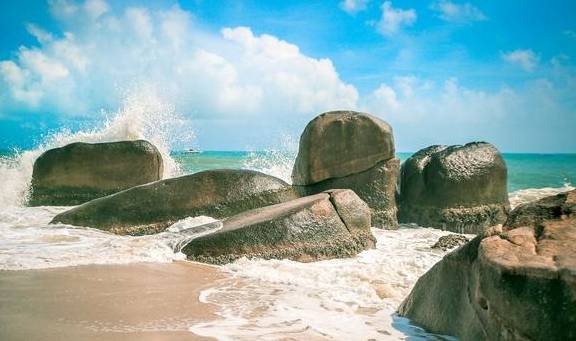 国内海岛游的热门之地，海边岩石意义不凡，背后还有凄美爱情故事
