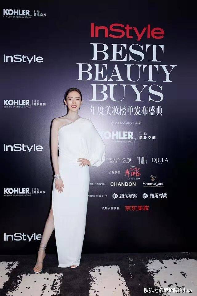 裙子|童瑶辨识度直线上升，穿斜肩长裙气质没得挑，摆脱小章子怡标签