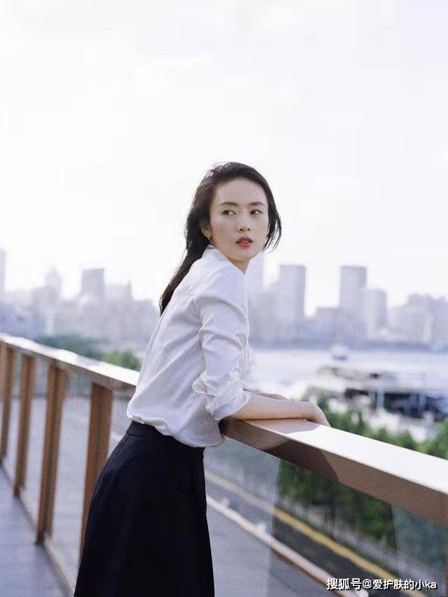 裙子|童瑶辨识度直线上升，穿斜肩长裙气质没得挑，摆脱小章子怡标签