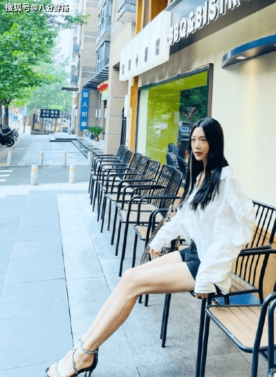 身材|克拉拉不愧是“亚洲第一美女”，牛仔套装中性飒爽，搭吊带显妩媚