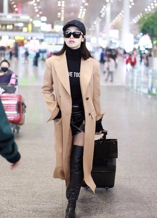 职场|长筒靴和半身裙的这套搭配会更加的职场化