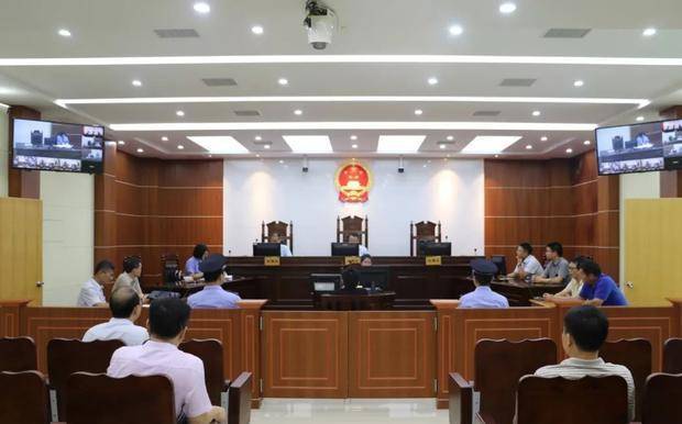 小刚|“我又不是他爸爸”，儿子拒养3岁弟弟，父母直接将其告上法庭