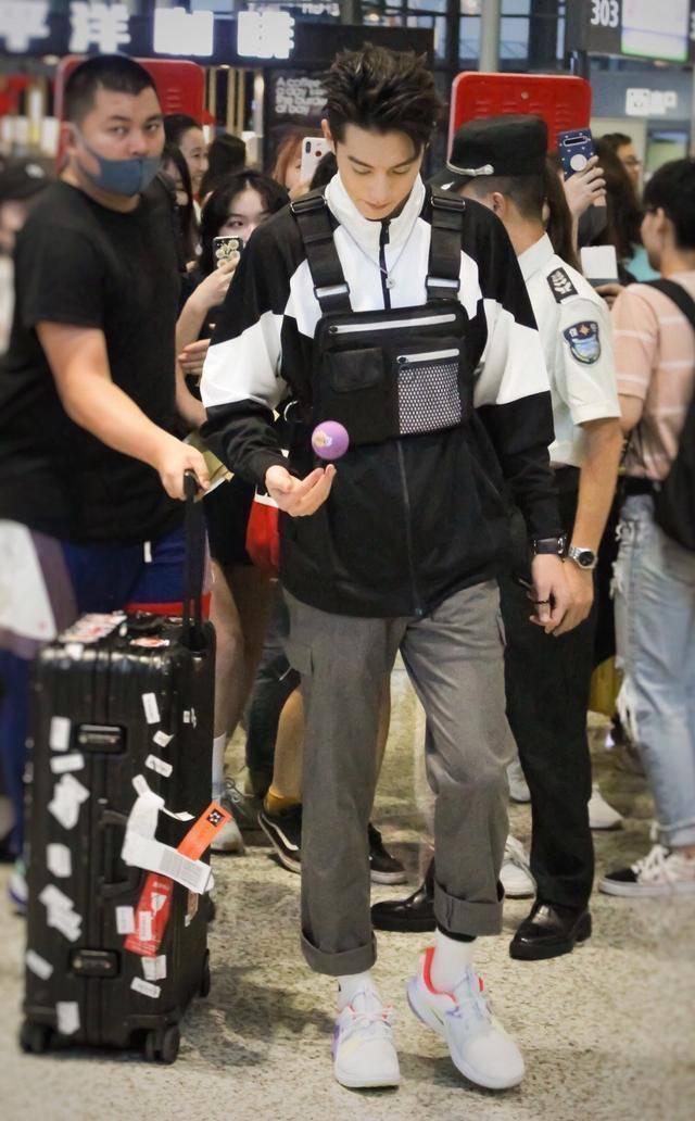 驾驭能力|王鹤棣穿上外套，时尚资源很是迷人，轻松穿出型男范