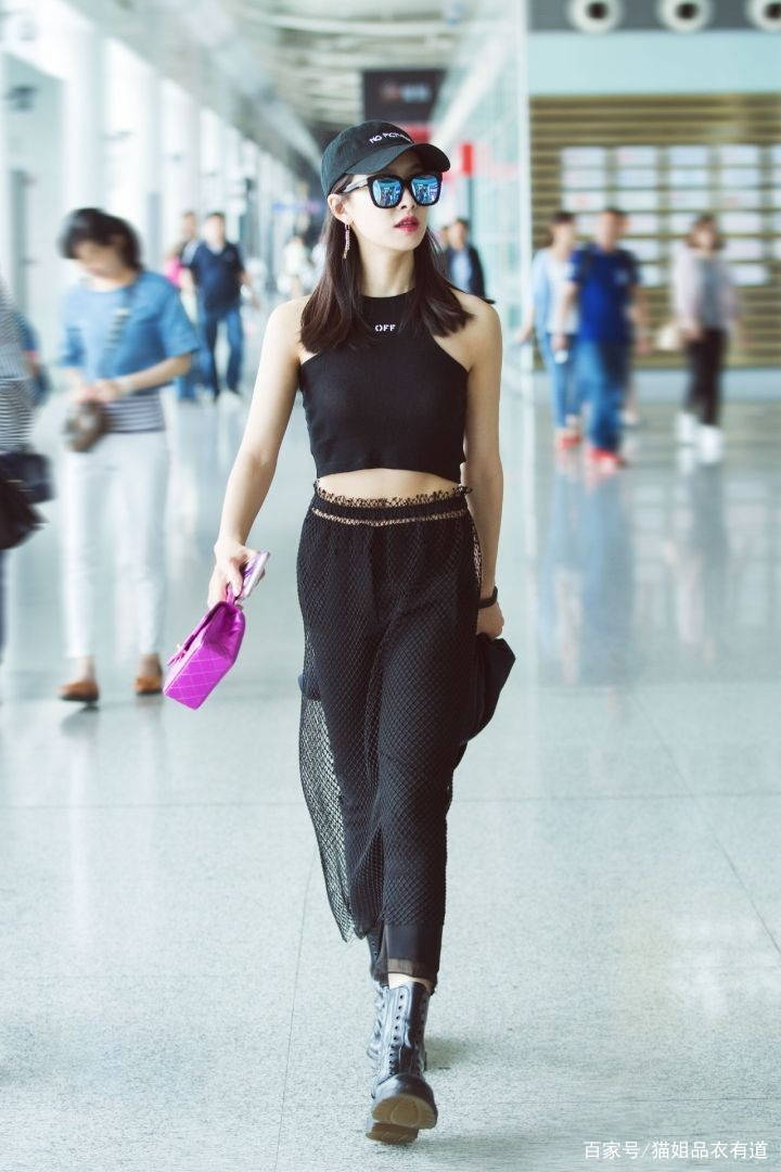 身材|奥运冠军吴敏霞周末出游，穿背心水边扮酷，又瘦又美身材保持真好