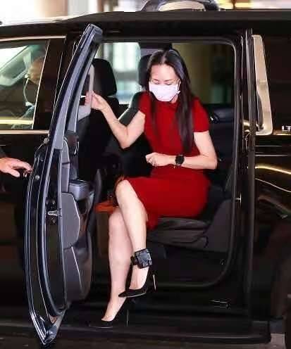 身材|孟晚舟私下造型不忍直视！穿紧身针织衫配百褶裙太显胖，更接地气