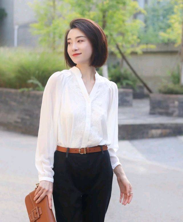 黑色|想要穿出高级感，就要学会给穿搭做减法，简约的穿搭就很有魅力