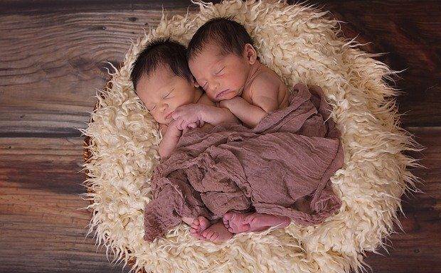 成长|双胞胎生下来就没穿过衣服，不是父母狠心，而是穿不得，这是为什么？