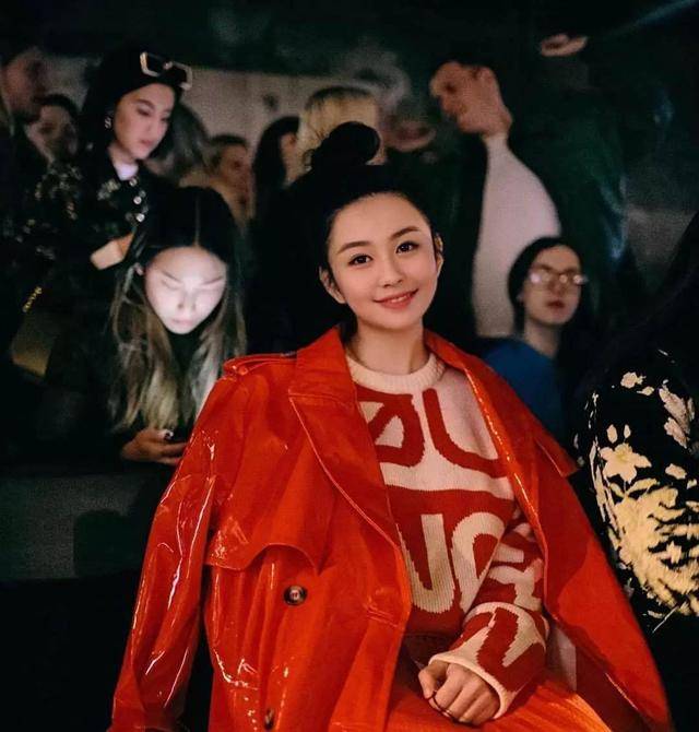 邱淑贞|沈月近照曝光，穿红色吊带裙风情满满，颇有妈妈邱淑贞当年风韵