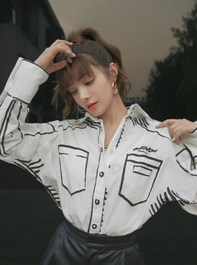 显得|麦迪娜升级“辣妈”后，一身工装风甜酷范，这哪里看得出生过娃？