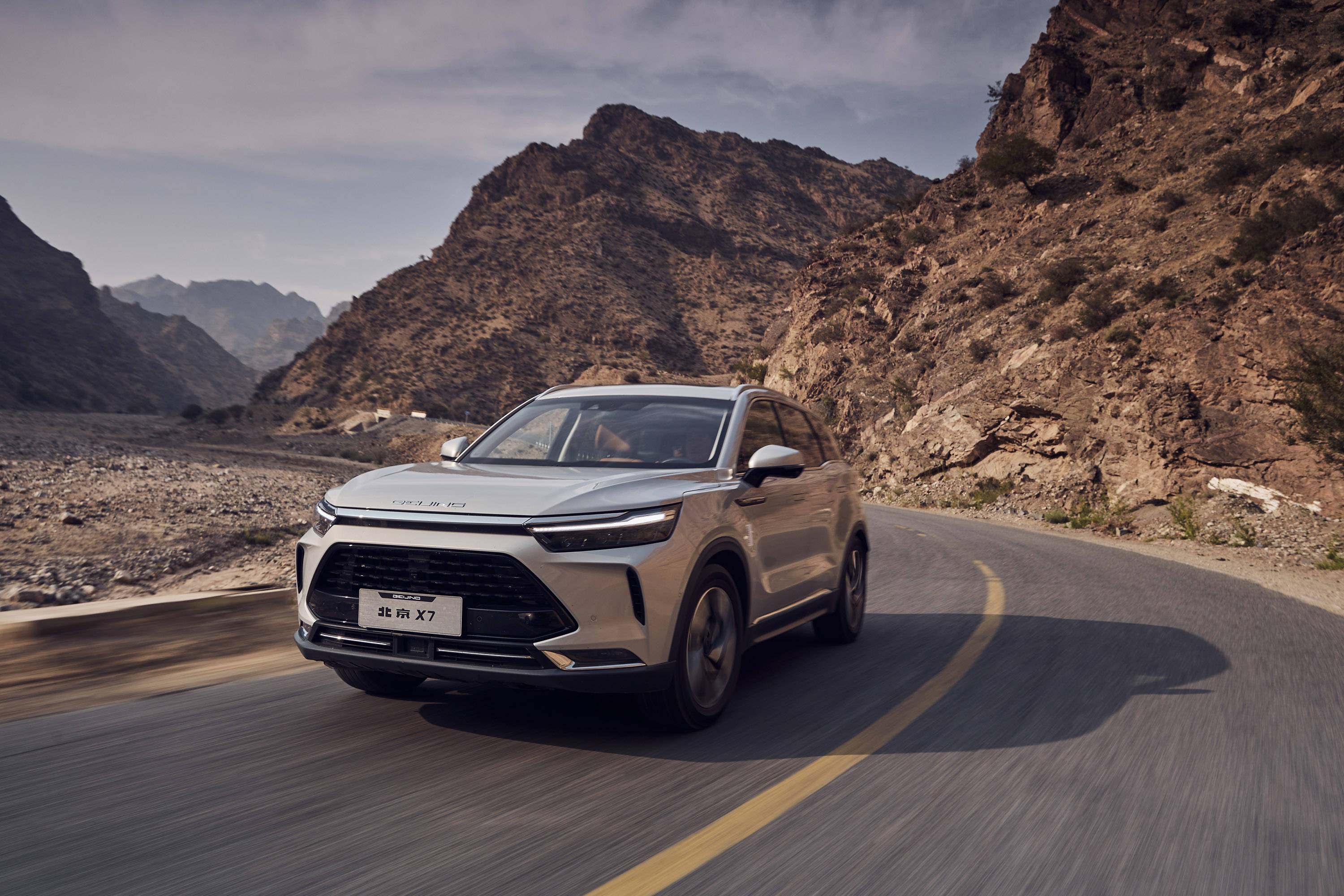 而在白天最高温接近50摄氏度的戈壁和沙漠地区,对北京x7的散热性能和