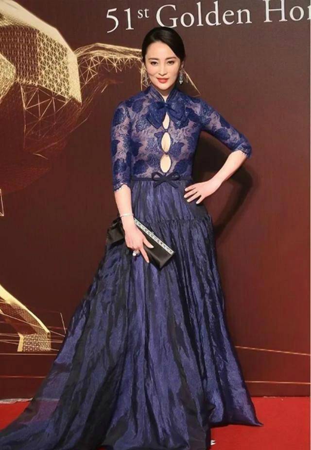 设计|44岁蒋勤勤为人很低调,但穿衣挺大胆,连衣裙穿上太瘦绷出三个圈