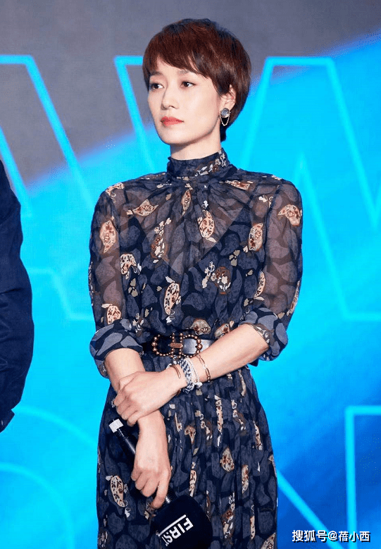 国际|文章的前妻马伊琍又美了，一袭印花连衣裙高调亮相，美出国际范