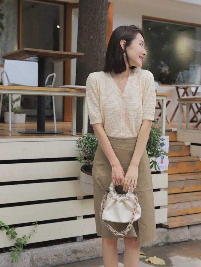 颜色|精致的女人自带气场，针织衫配半身裙，女人30岁一样可以很高级