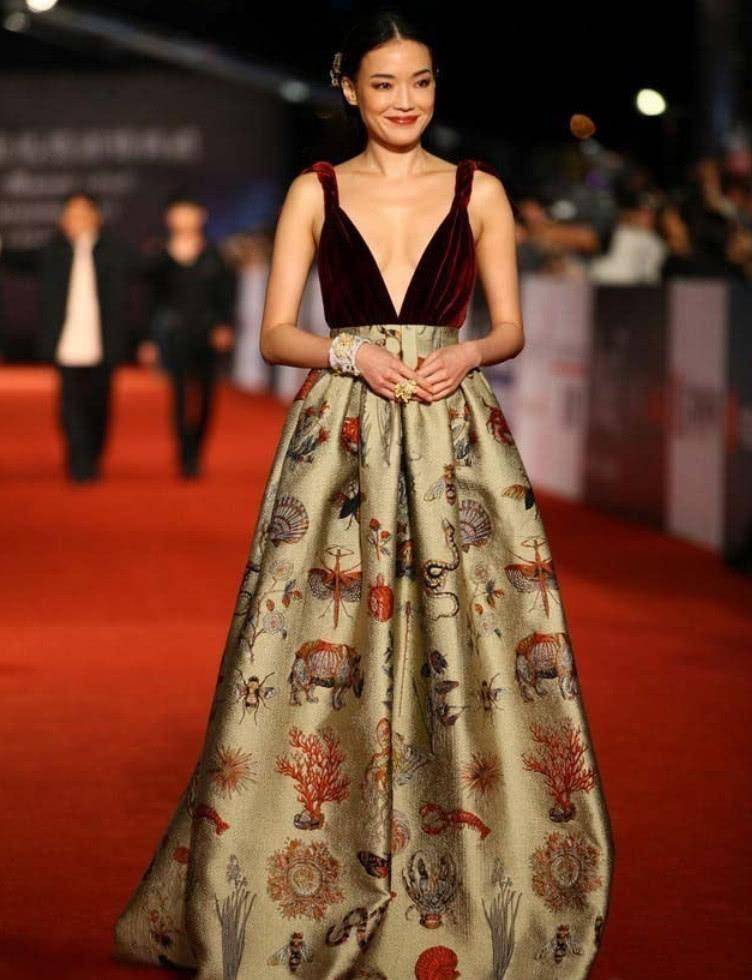 颜色|又被舒淇的“大胆”震住，领口开到腰+大露背的连衣裙都hold得住