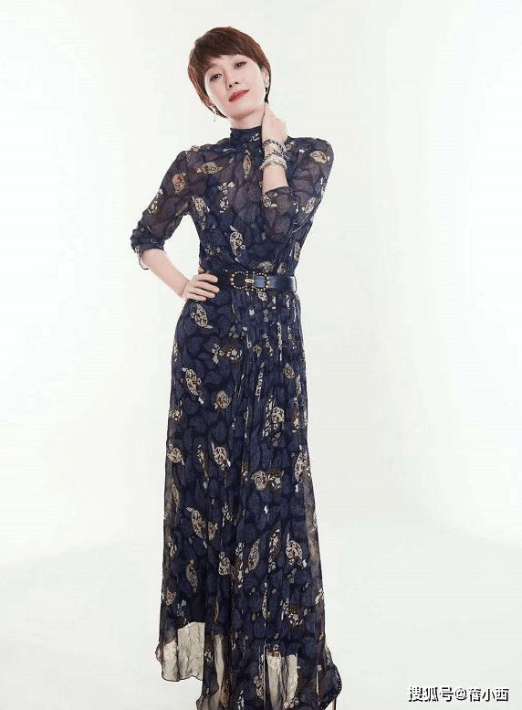 国际|文章的前妻马伊琍又美了，一袭印花连衣裙高调亮相，美出国际范