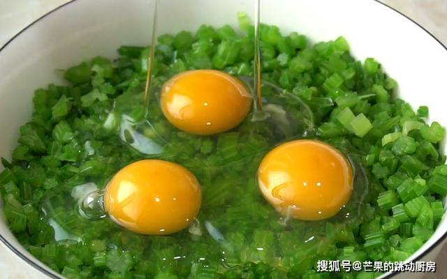 蔬菜|芹菜加3个鸡蛋，筷子一搅，手不用沾面，10分钟搞定全家人早餐