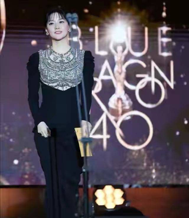 毛衣|李英爱近照曝光！针织衫搭马甲珍珠项链好炫，49岁脸嫩得不像话