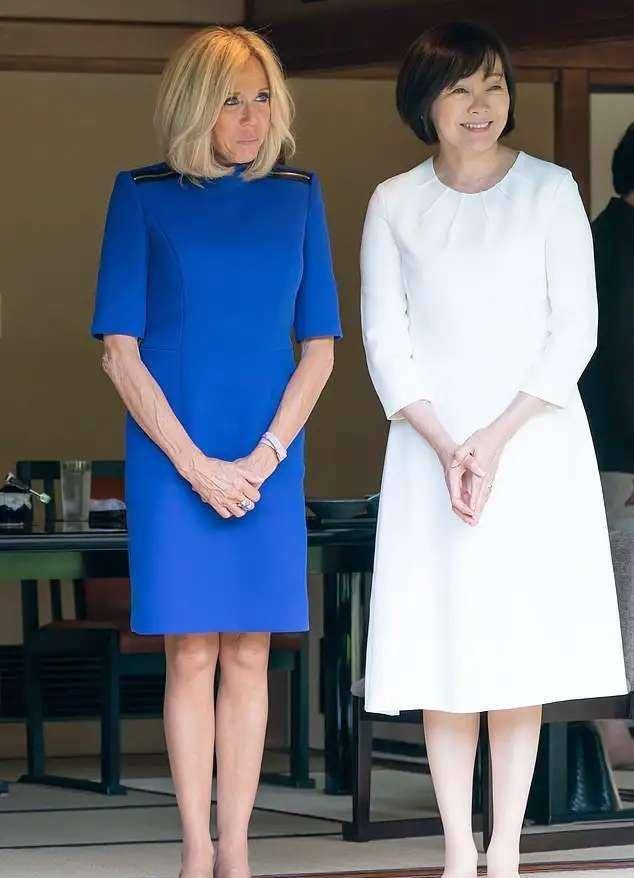 夫人|马克龙和继女同框,两人曾同班同学,大25岁老婆顶鸡窝头一脸开心