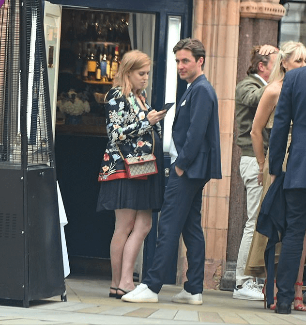 事情|英国公主挺9个月孕肚亮相！迷你黑裙配花衣，二婚老公手插兜耍酷