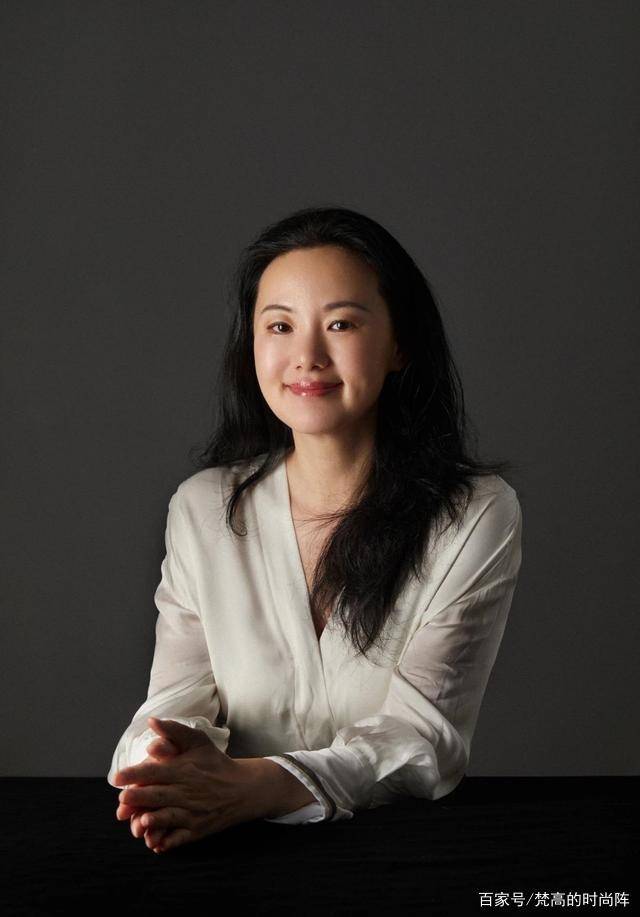 林青霞|林青霞近照曝光，一身休闲黑衣陪友人漫步！真不像66岁的老太太