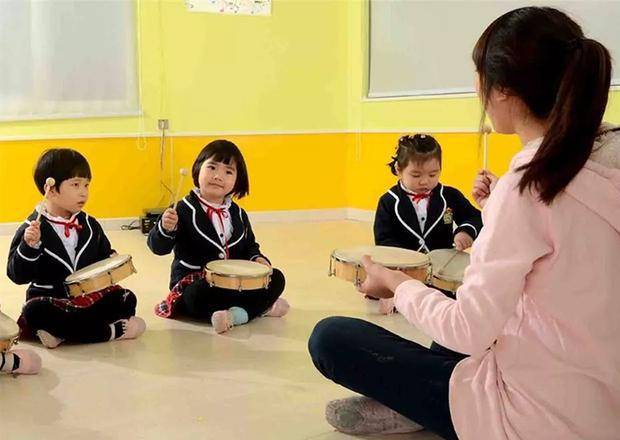 刘先生|挑食女儿上幼儿园后变乖了，食堂辞职阿姨的一张照片，惹怒家长