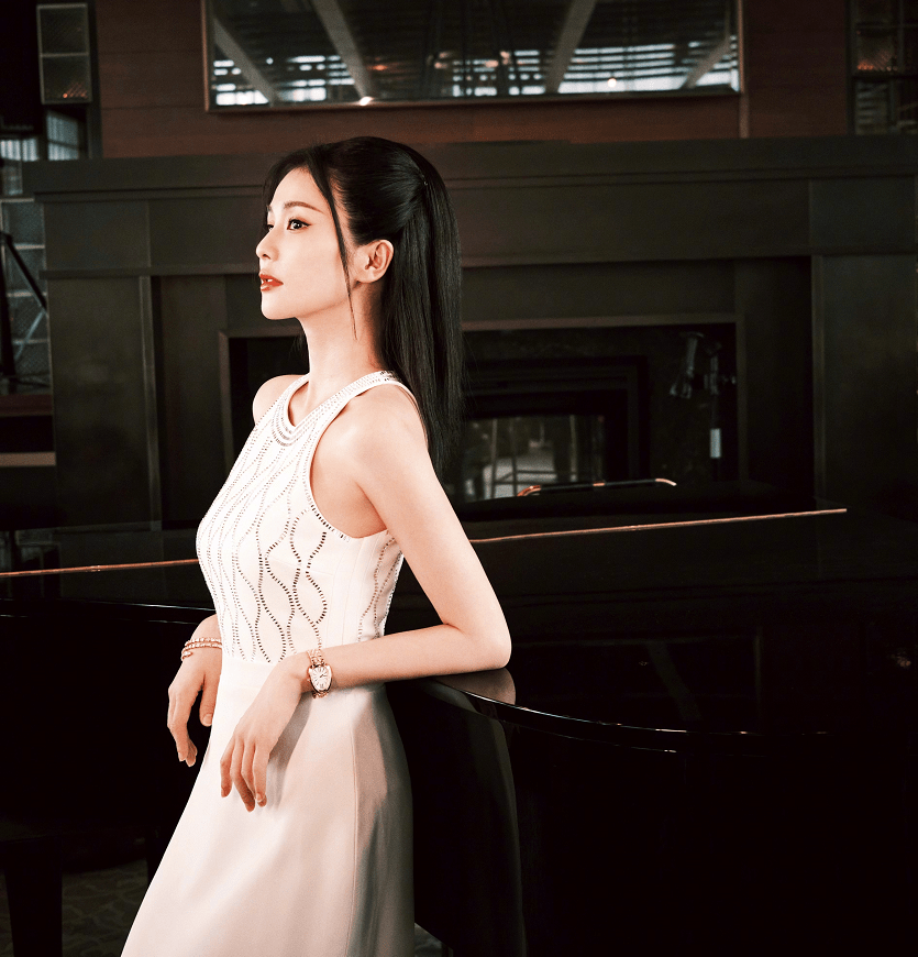 色彩|白鹿为了拉近和周洁琼的年龄，特意穿碎花裙同框，少女气质好清纯