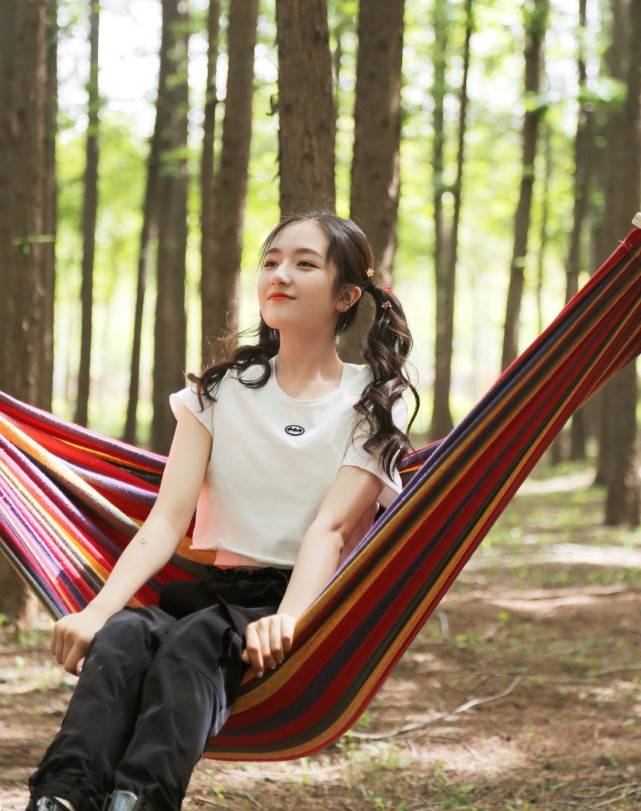 初恋|双马尾的李兰迪很甜美，穿蓝绿色针织衫配高腰裤，简约不失初恋感