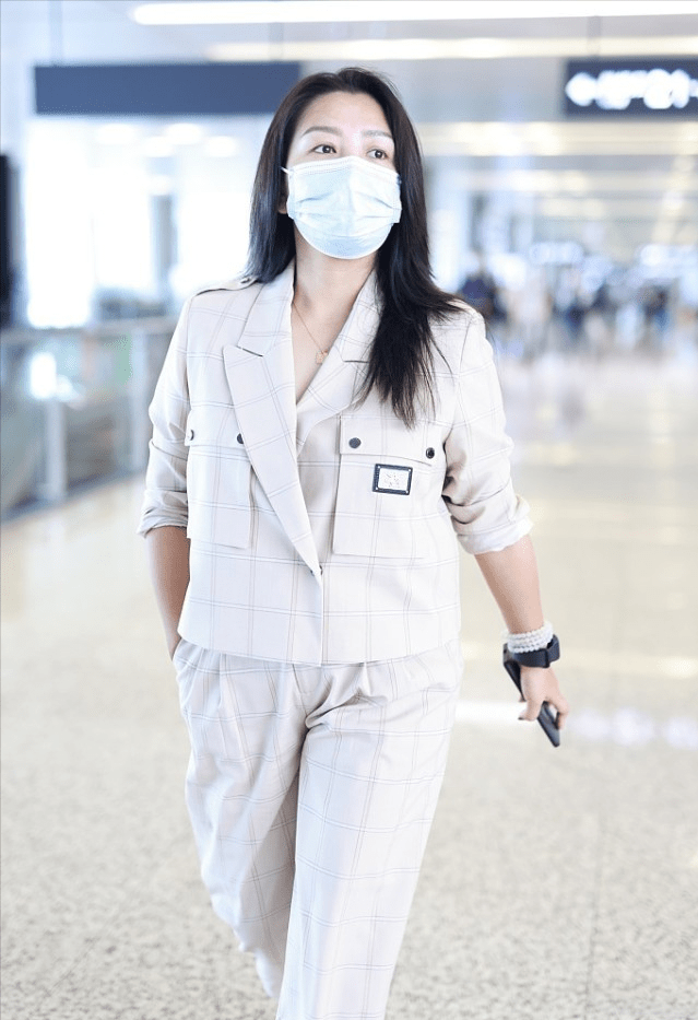 真空|何洁挺有自信的，“真空”穿短西装，四六比例的身材和普通人一样