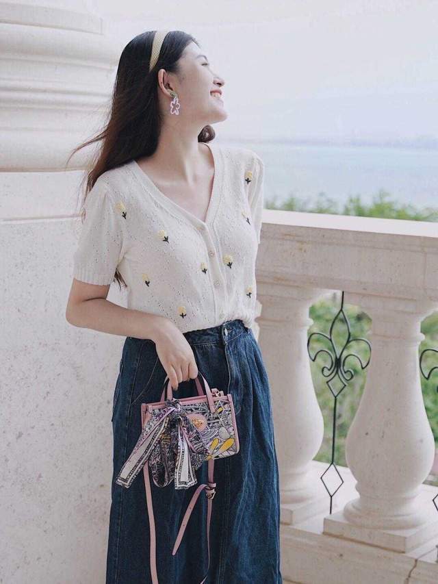 颜色|精致的女人自带气场，针织衫配半身裙，女人30岁一样可以很高级