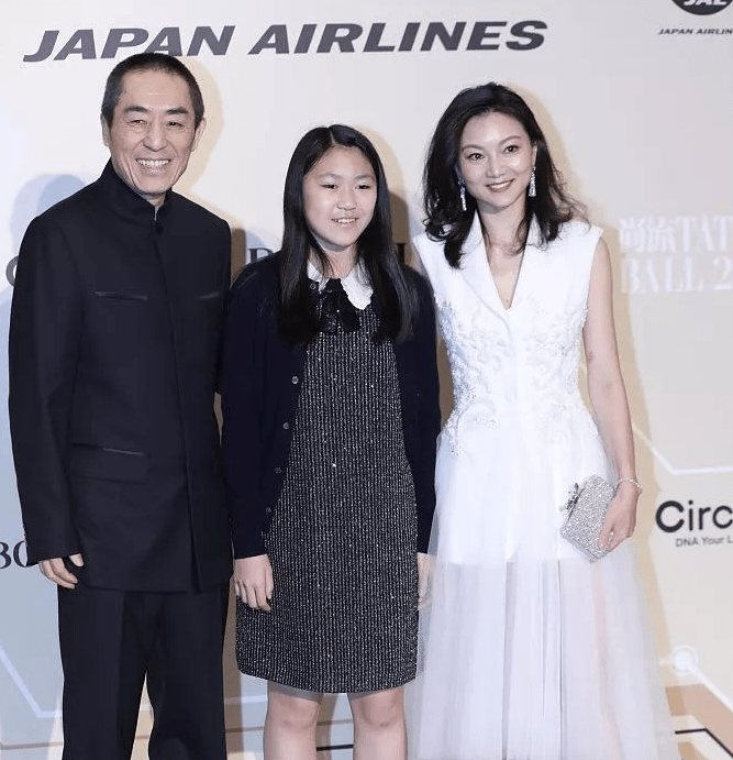 对比|张艺谋近照快瘦成麻杆，脸色蜡黄和家人对比鲜明，长子撞脸常远