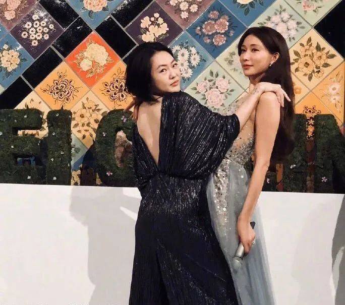 合体|小S婆媳合体亮相，混搭礼服裙还配束腰带，与婆婆抢风头真不客气