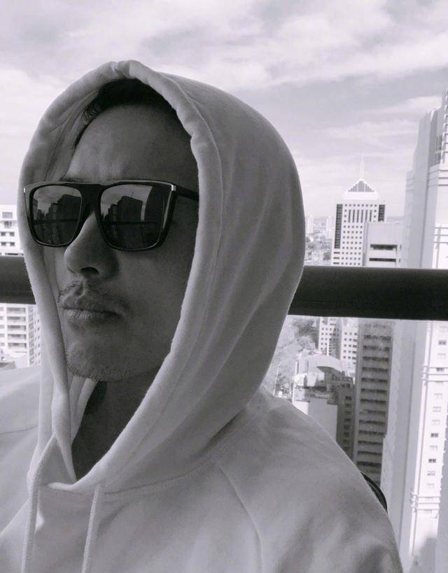 衣品和|高云翔带女儿在董璇餐厅相见!穿衣低调,小酒窝在爸爸怀中显生分