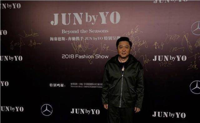 于谦|46岁吴京发福!穿斑马纹短裤像裹条裙子,掀T恤擦汗不及于谦儒雅