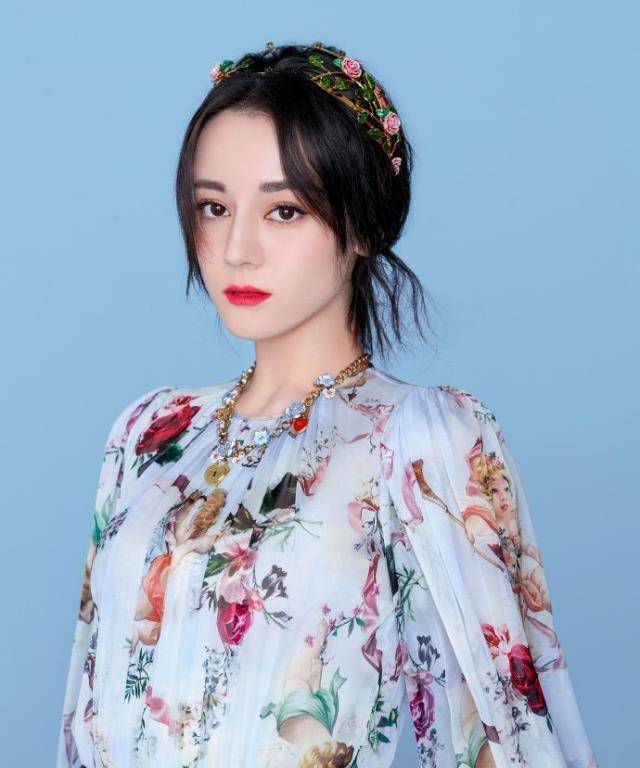 开衩|29岁迪丽热巴复古风写真,穿开衩格纹裙秀美腿,拿着气球太有范了