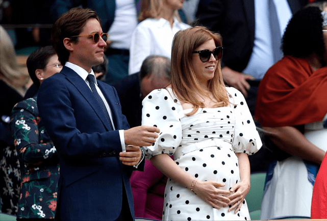 事情|英国公主挺9个月孕肚亮相！迷你黑裙配花衣，二婚老公手插兜耍酷