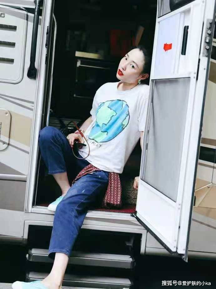 条纹|白百合示范洋气穿搭！彩虹衫+休闲裤配着这样穿，时髦减龄又舒适