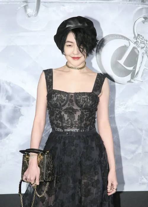 合体|小S婆媳合体亮相，混搭礼服裙还配束腰带，与婆婆抢风头真不客气